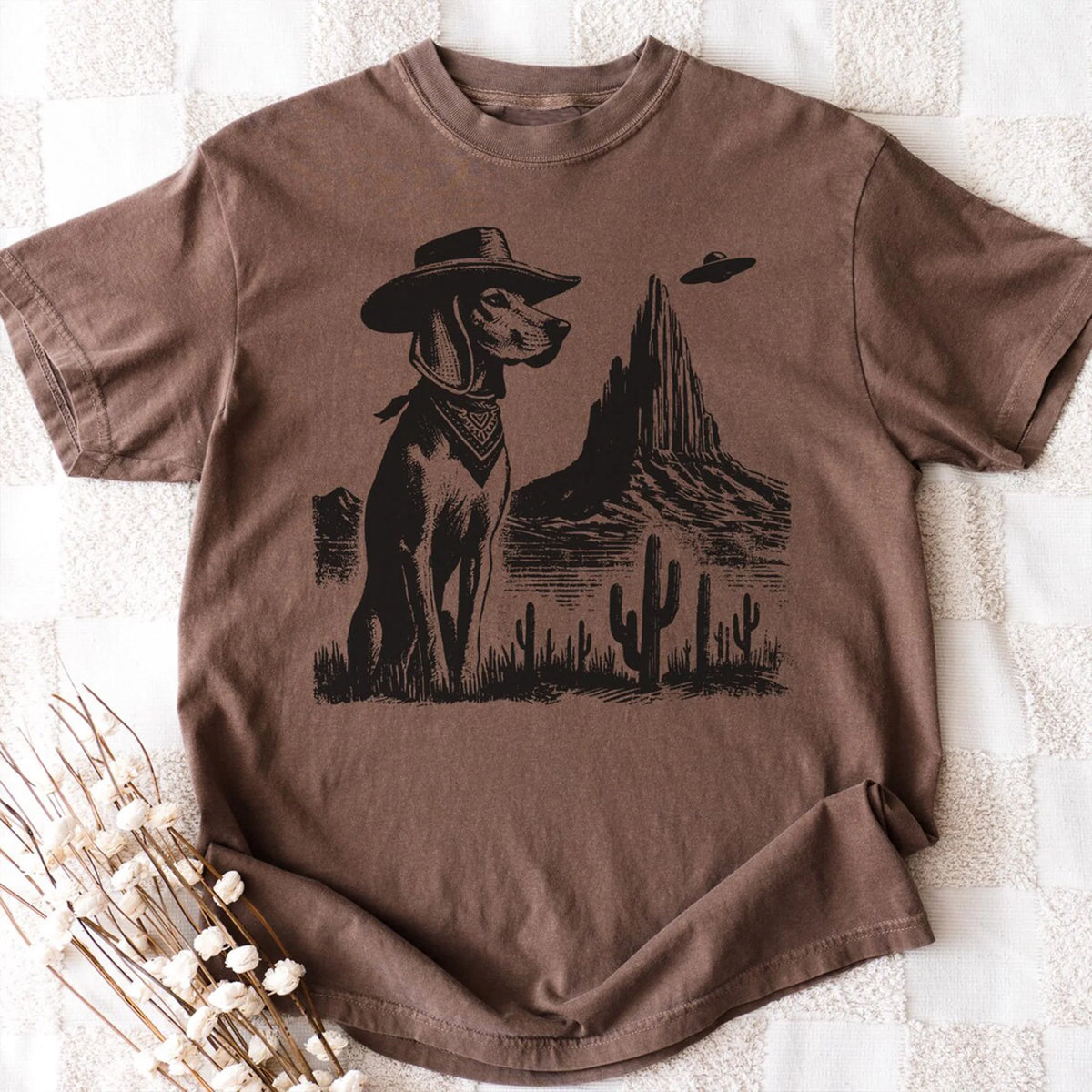 Vintage Coonhound UFO Shirt – Western Cowboy Coonhound Tee, Retro Alien Dog T-Shirt, Perfect Gift for Coonhound Mom, Dad &amp; Dog Lovers